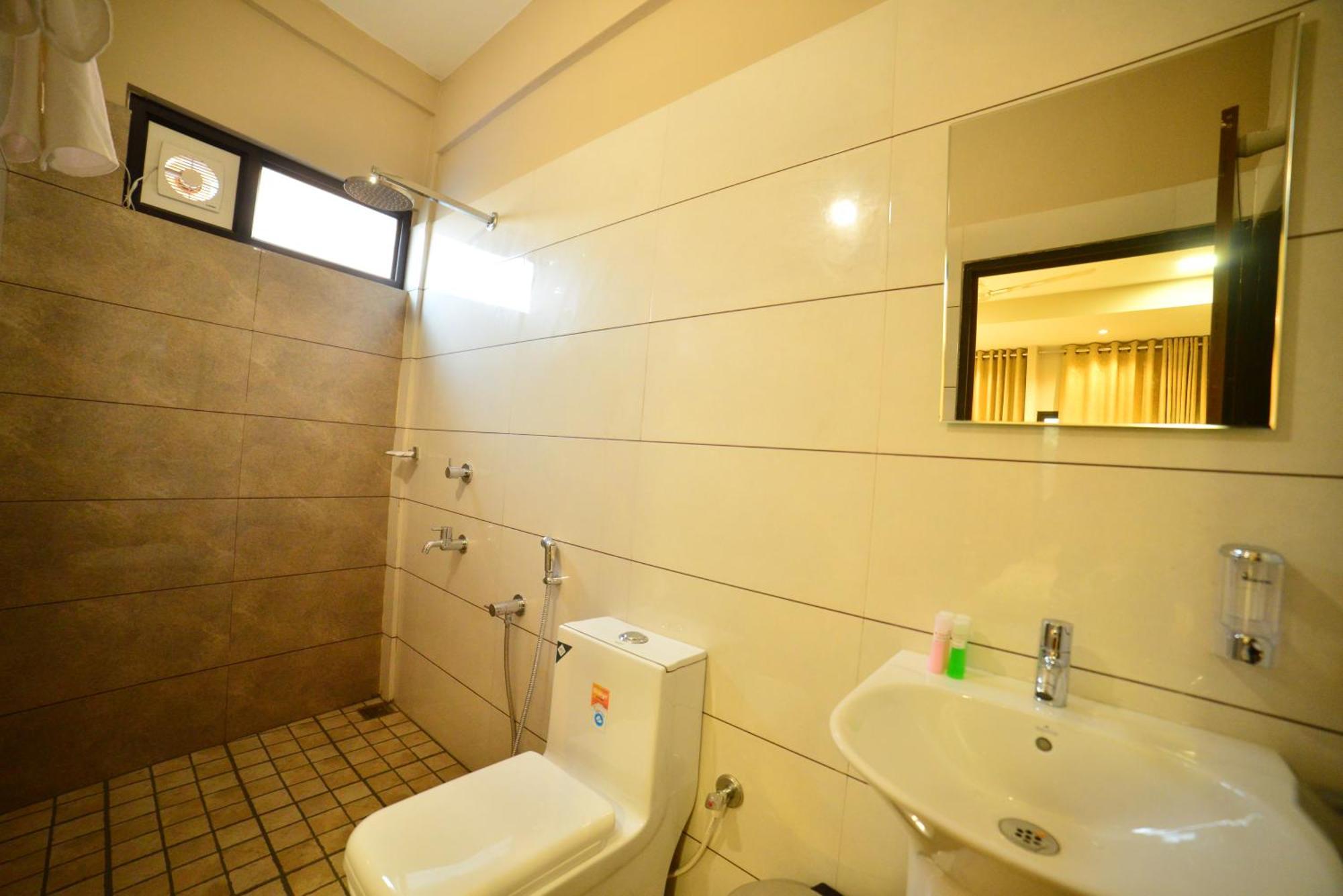 Hotel Priya Kottakkal Екстер'єр фото