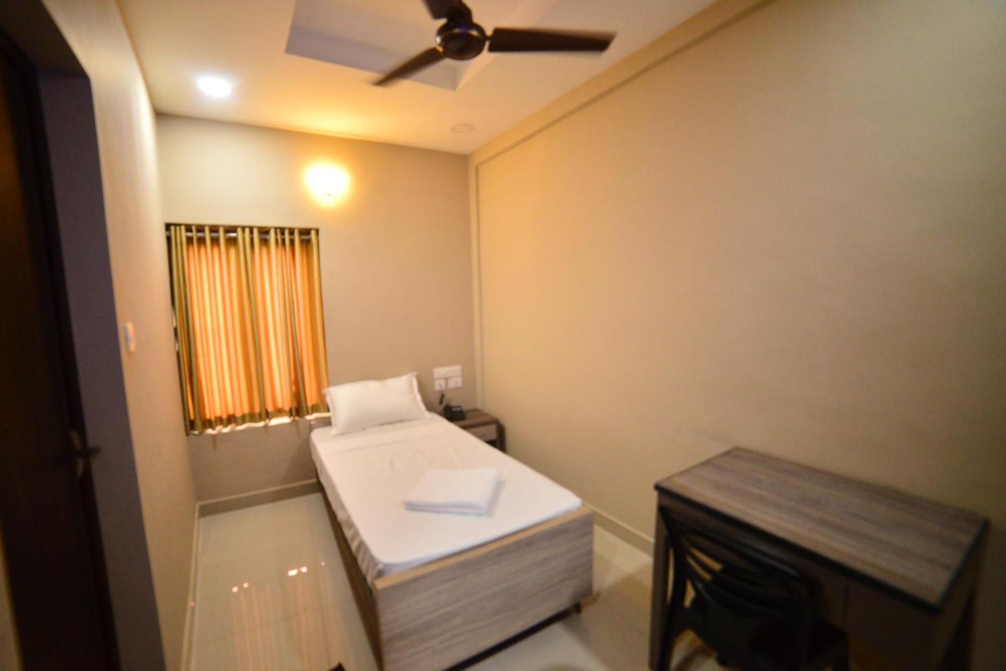 Hotel Priya Kottakkal Екстер'єр фото