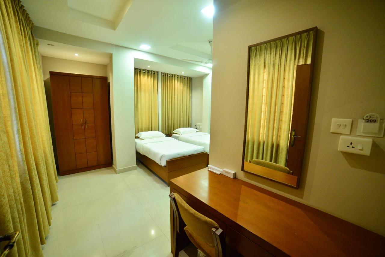 Hotel Priya Kottakkal Екстер'єр фото