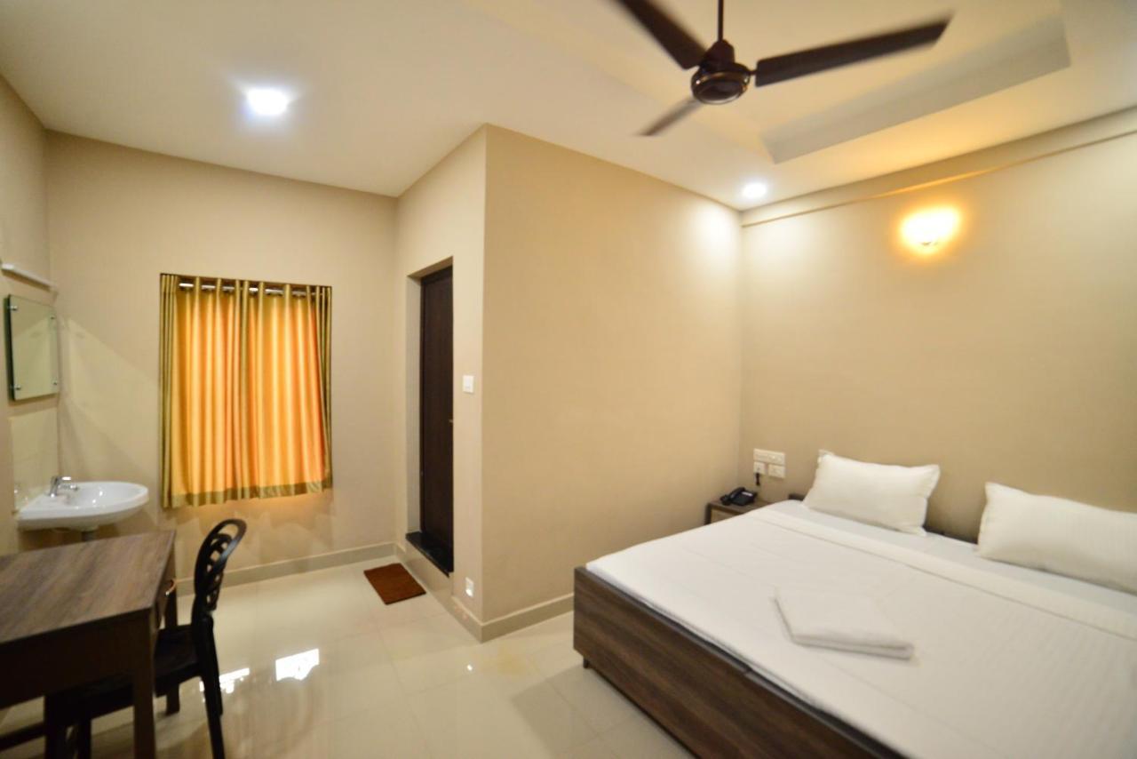 Hotel Priya Kottakkal Екстер'єр фото