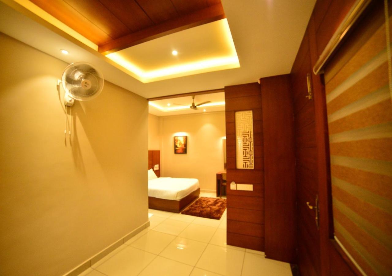 Hotel Priya Kottakkal Екстер'єр фото