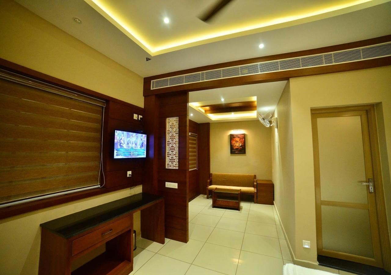 Hotel Priya Kottakkal Екстер'єр фото