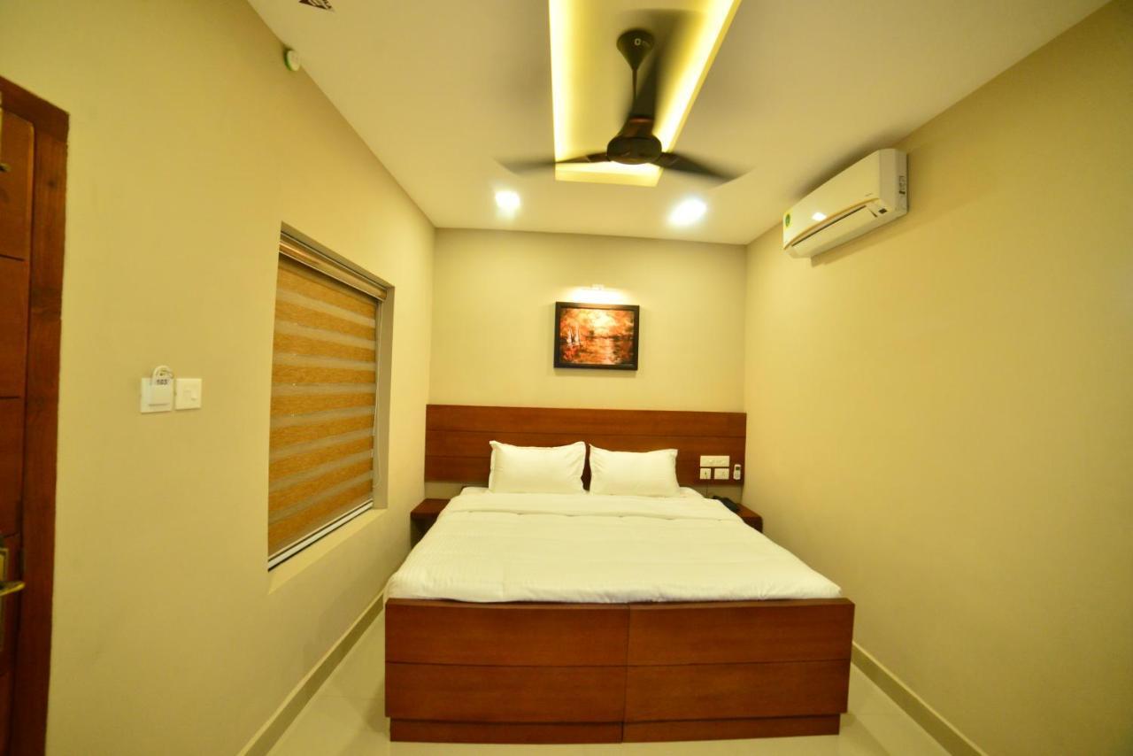 Hotel Priya Kottakkal Екстер'єр фото